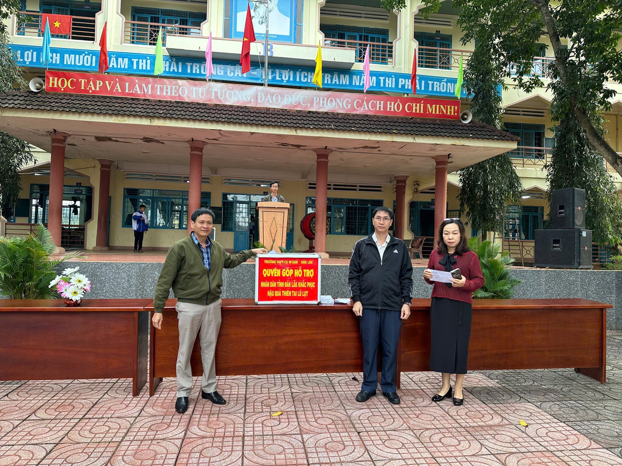 ban giam hieu nha truong quyen gop